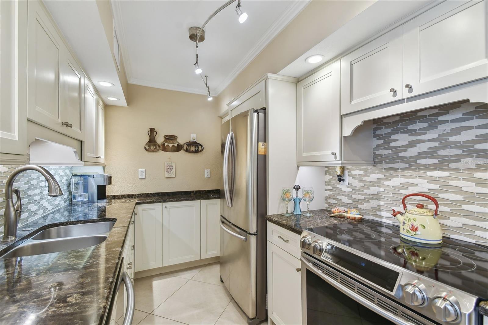PARADISE ISLAND TOWERS CONDO - Residential