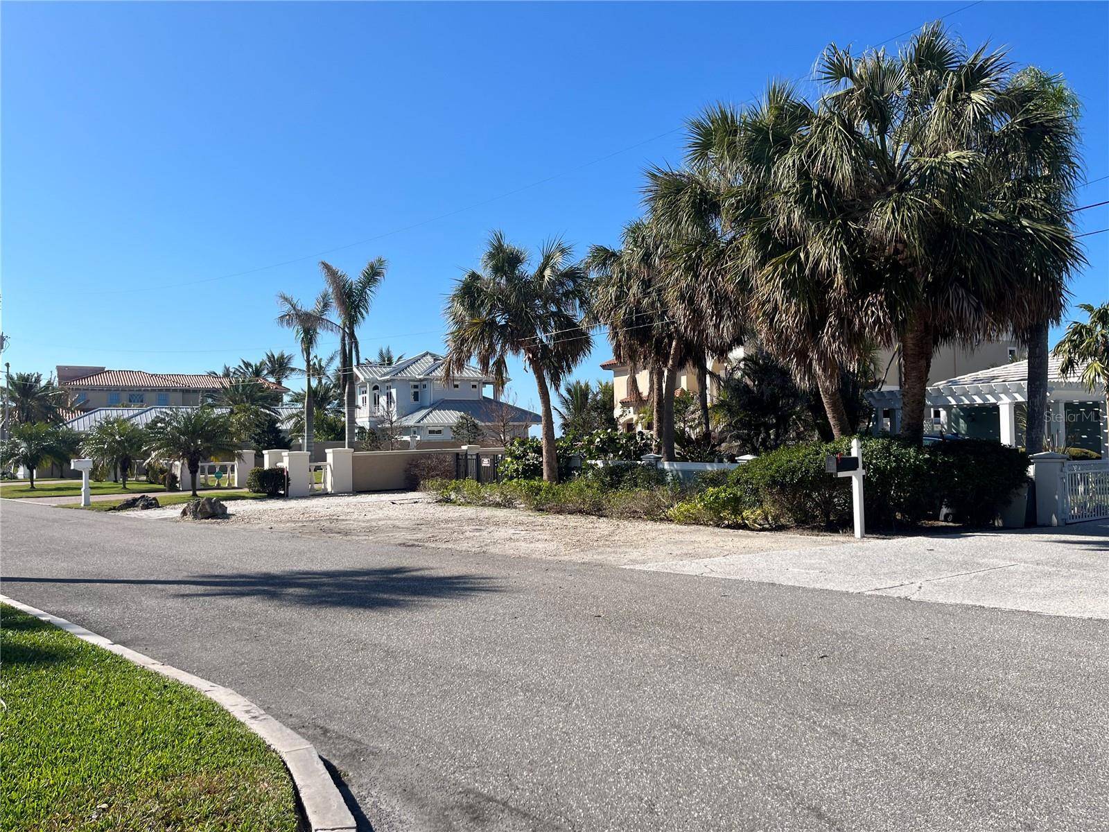 GULF MANOR - Residential
