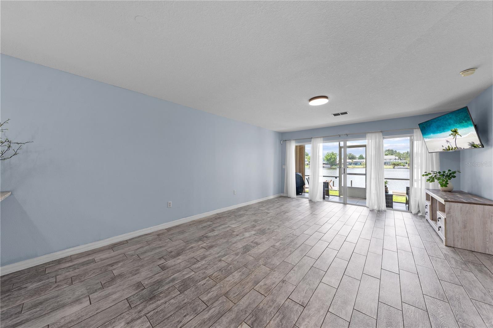 VILLAS OF EMERALD LAKE CONDO PH 4 - Residential