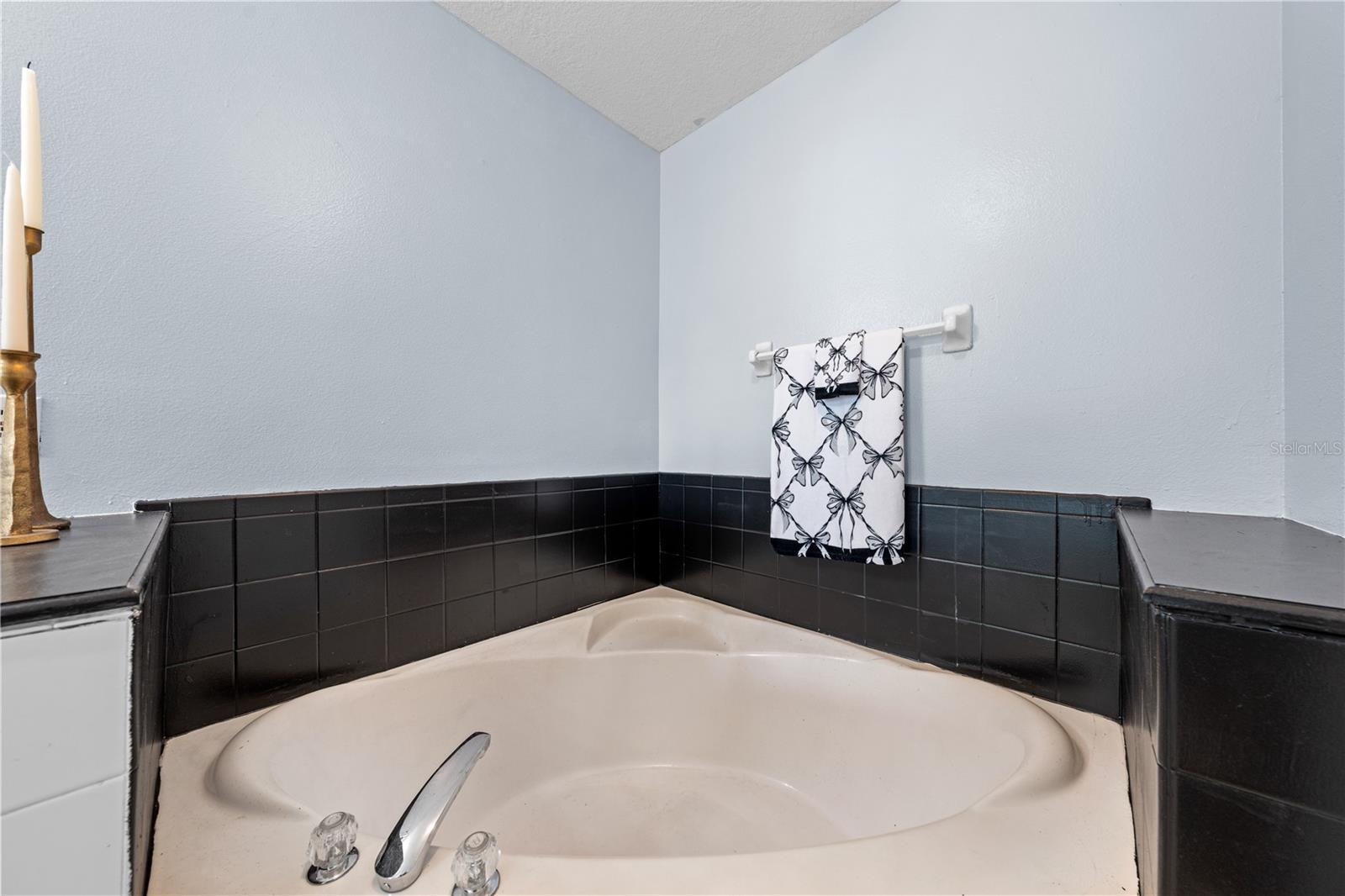 VILLAS OF EMERALD LAKE CONDO PH 4 - Residential