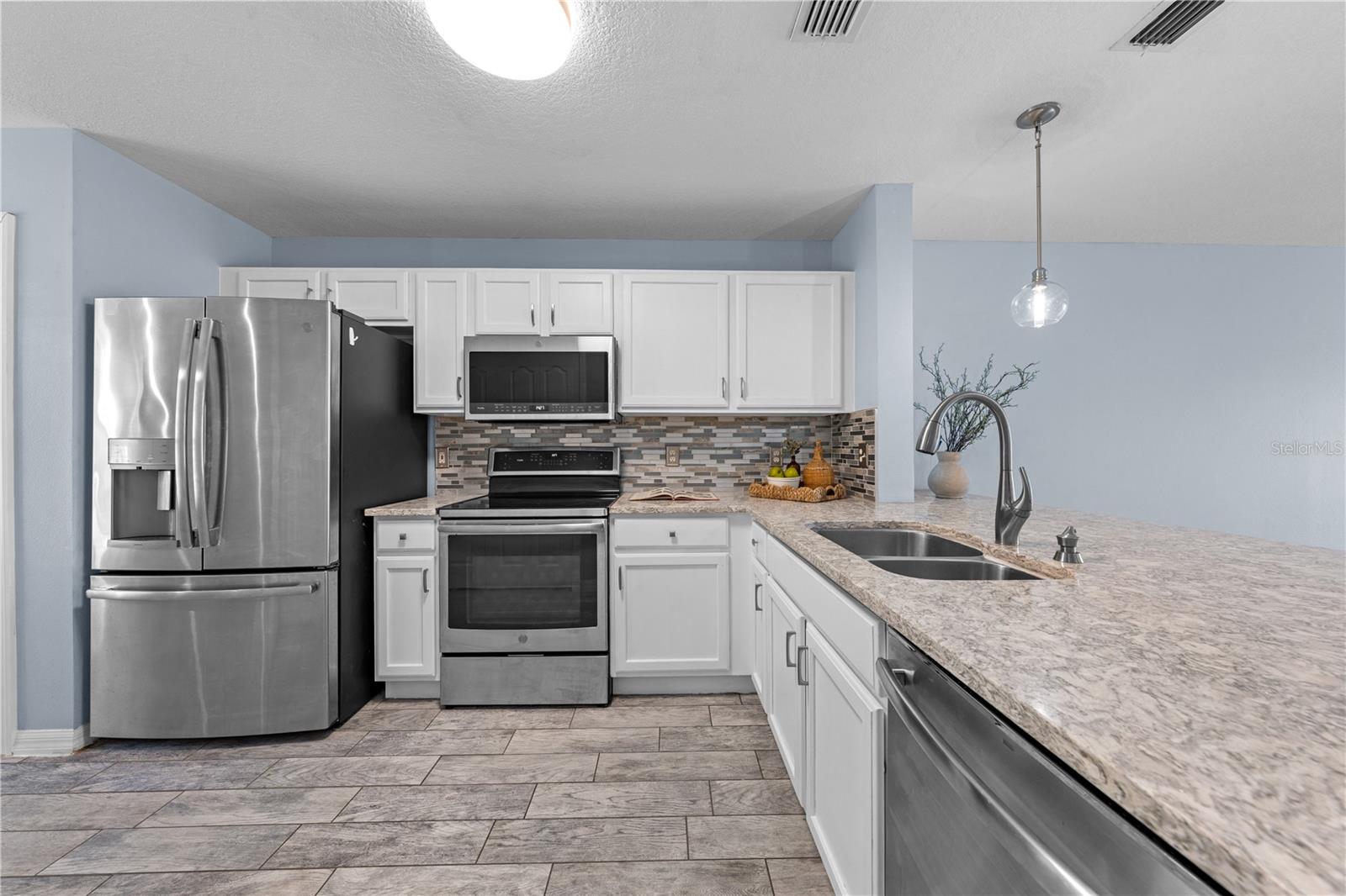VILLAS OF EMERALD LAKE CONDO PH 4 - Residential