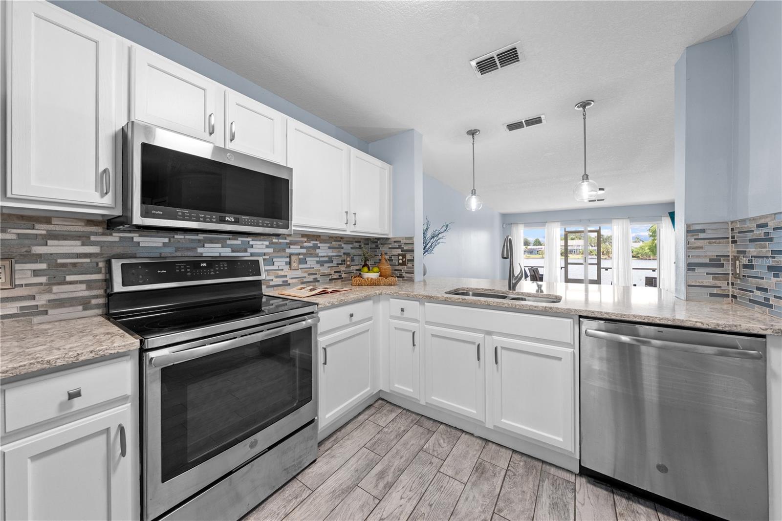 VILLAS OF EMERALD LAKE CONDO PH 4 - Residential