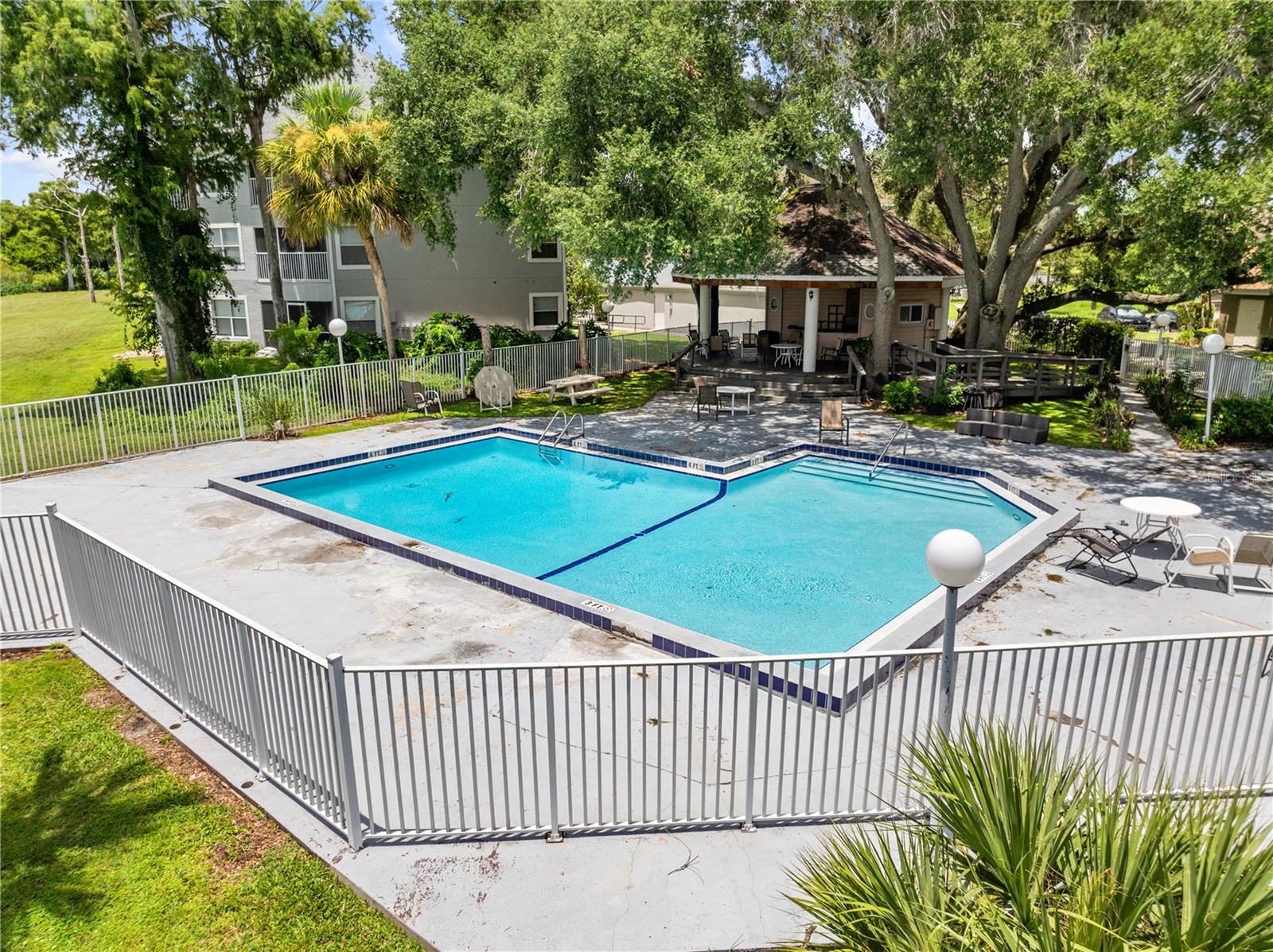 VILLAS OF EMERALD LAKE CONDO PH 4 - Residential