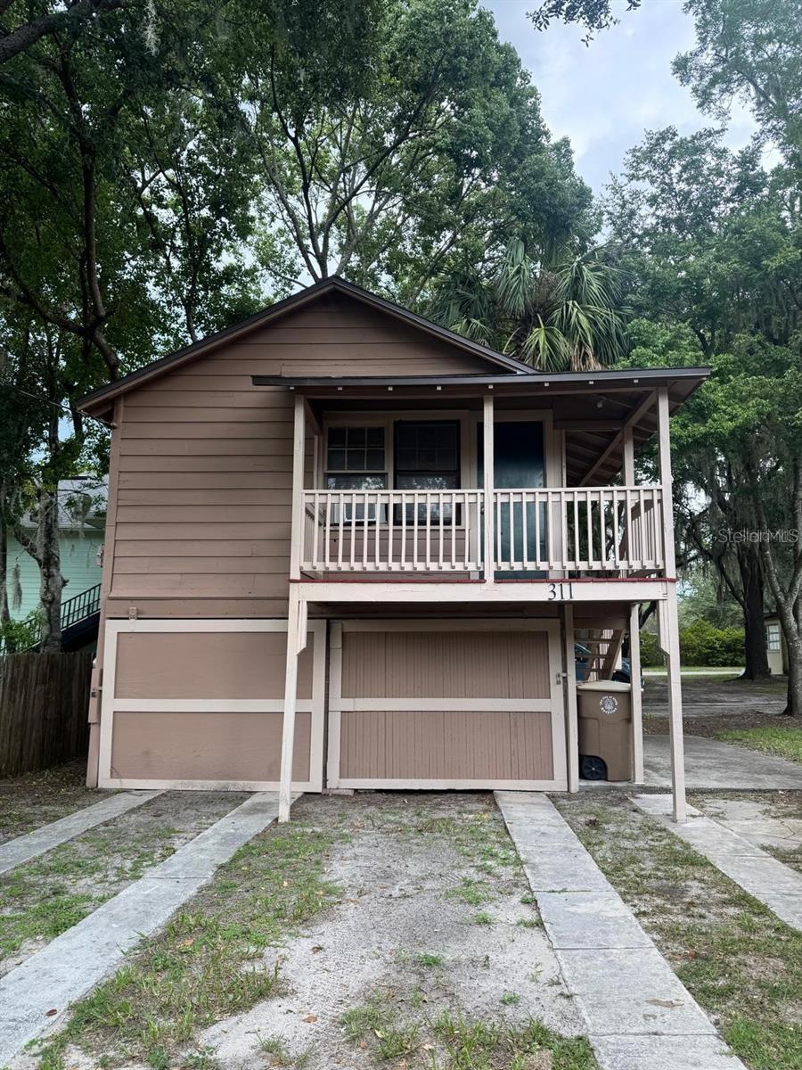 This cozy, well-maintained studio features an open layout, full bathroom, and convenient kitchenette. Located near shopping, dinning, and public transportation, it offers comfort and simplicity in a prime location.