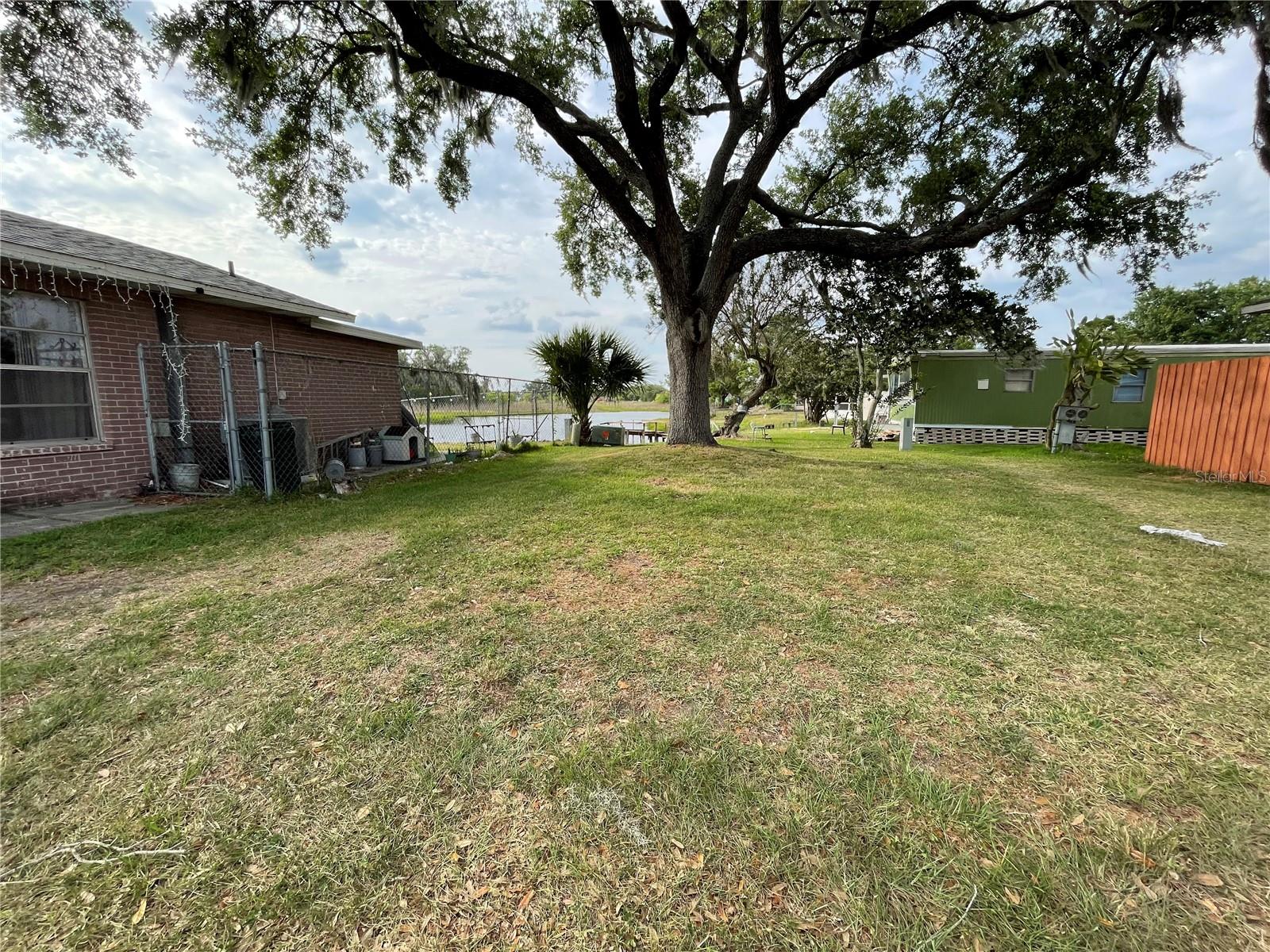 Vacant lot for sale. Contact Polk County Planning and Development Division's "Planner on Call" at (863) 534-6084 or via email at PlannerOnCall@polkfl.gov to confirm land usage.