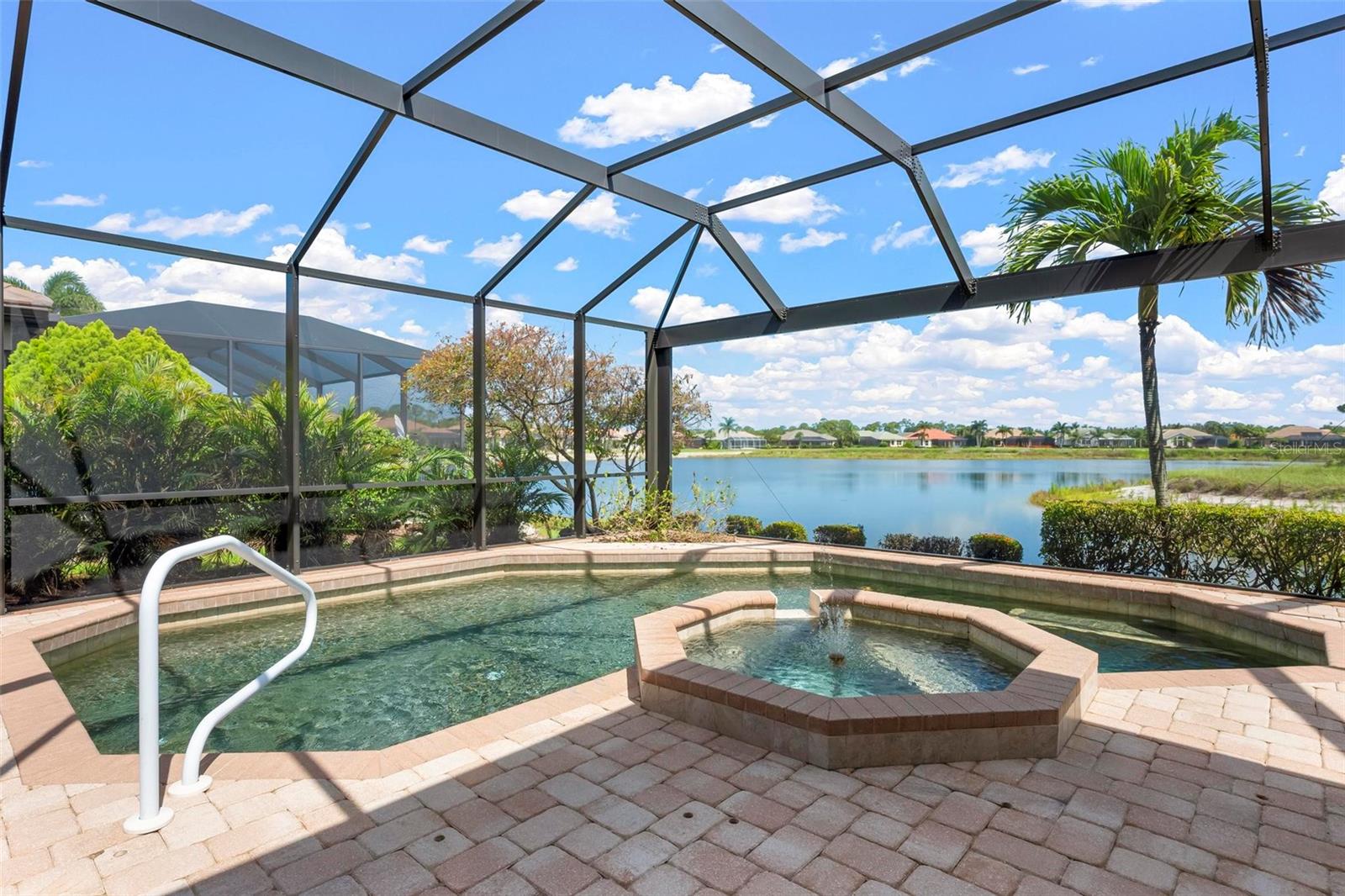 PELICAN POINTE GOLF & COUNTRY - Residential