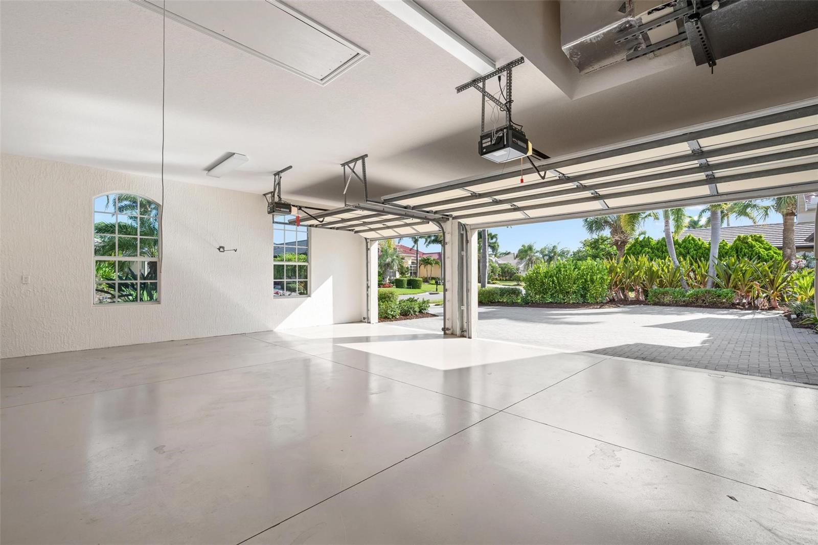 PELICAN POINTE GOLF & COUNTRY - Residential