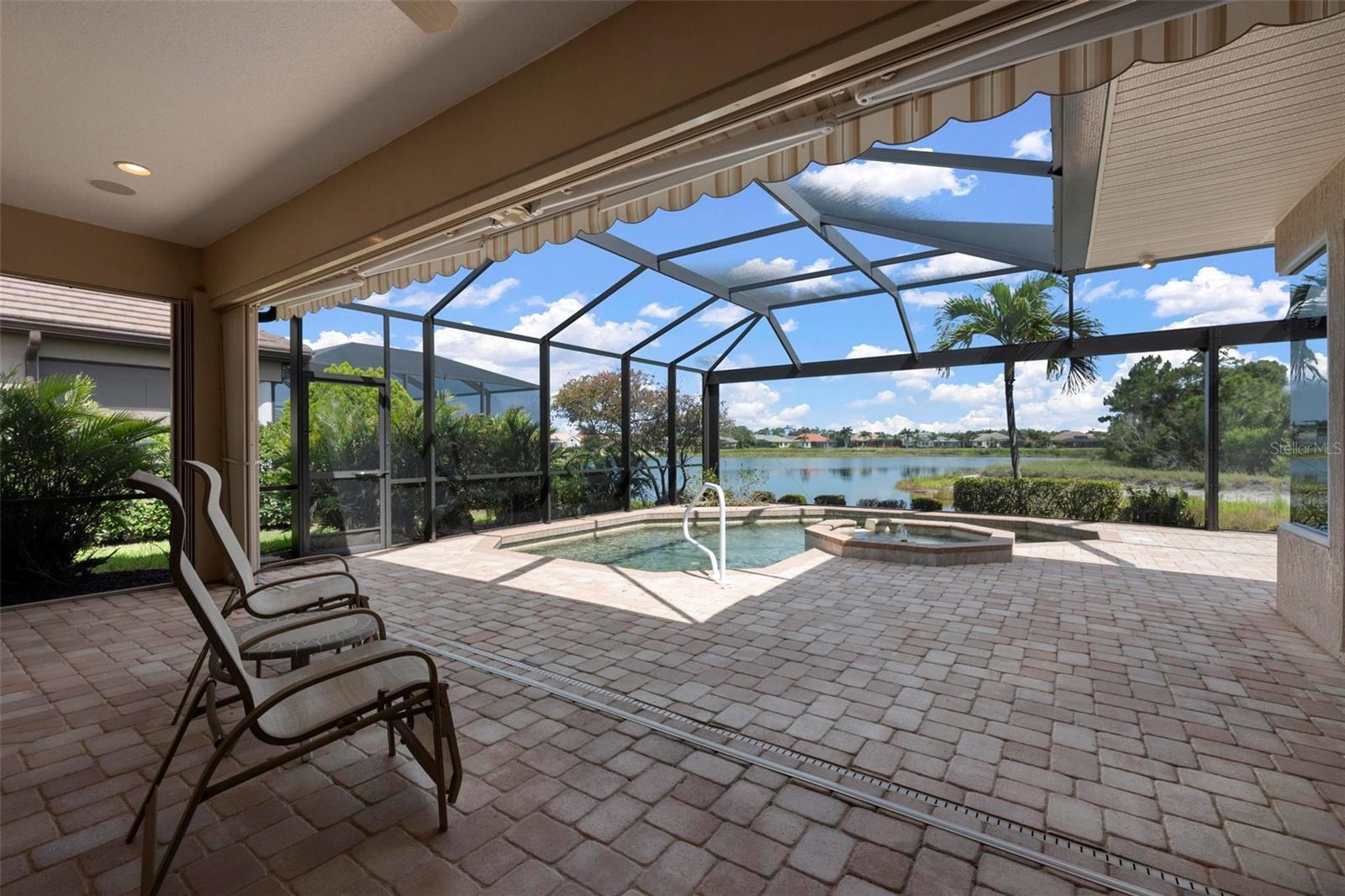 PELICAN POINTE GOLF & COUNTRY - Residential