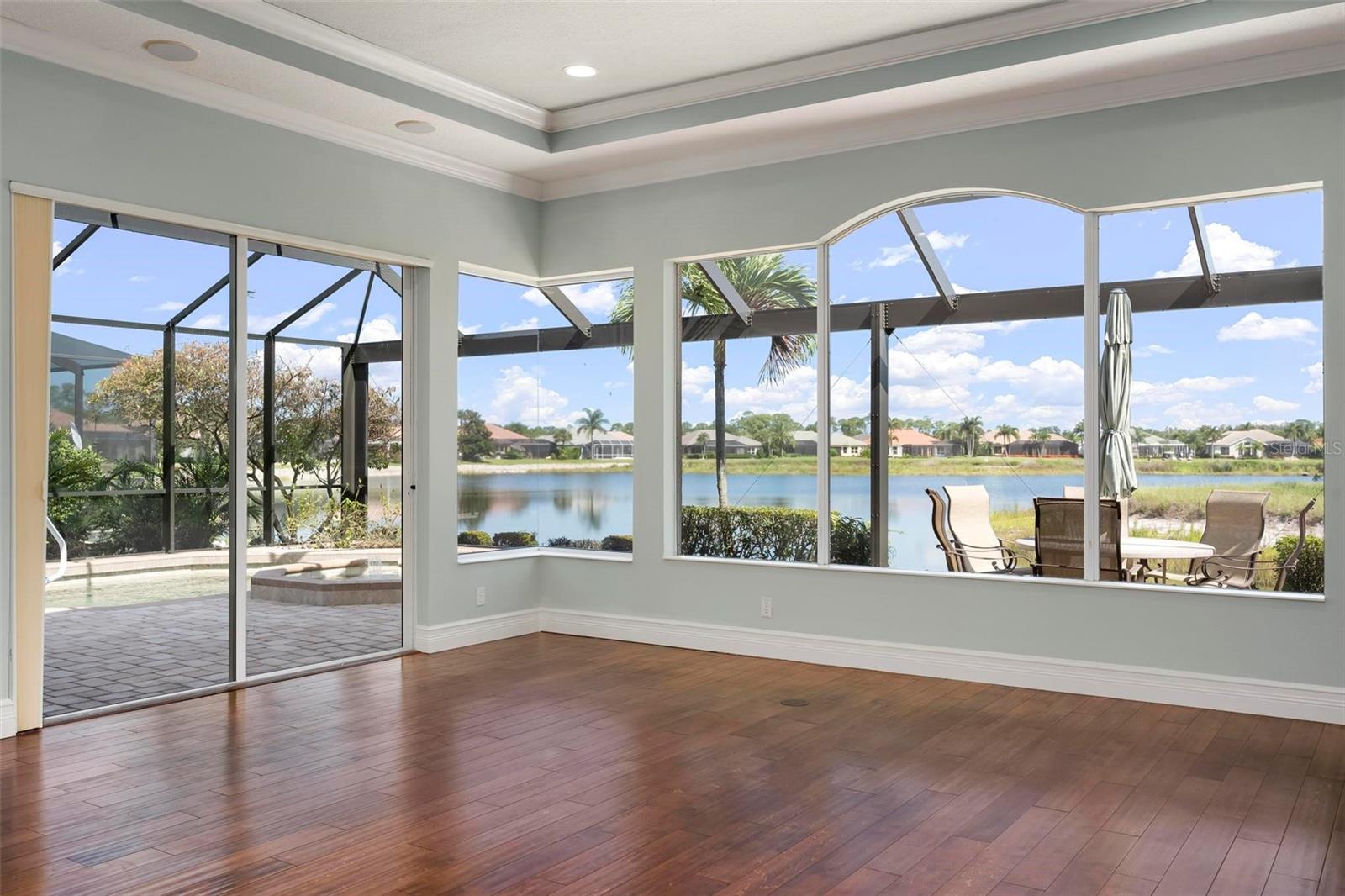 PELICAN POINTE GOLF & COUNTRY - Residential