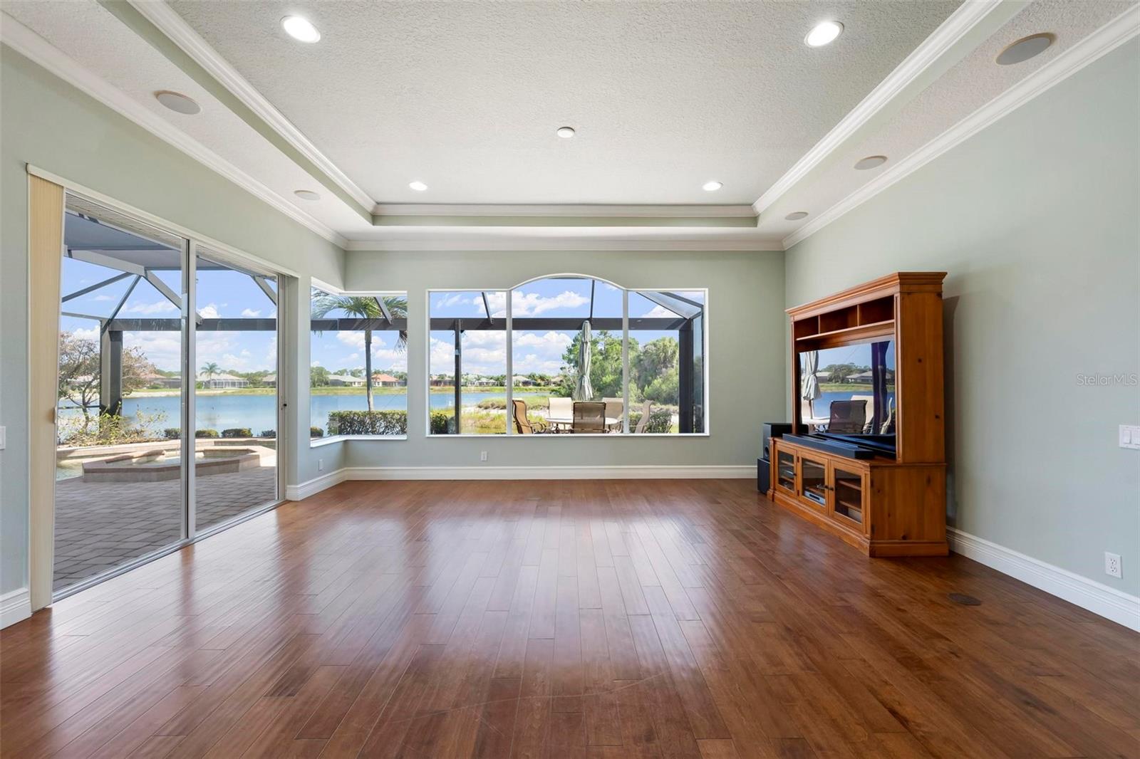PELICAN POINTE GOLF & COUNTRY - Residential