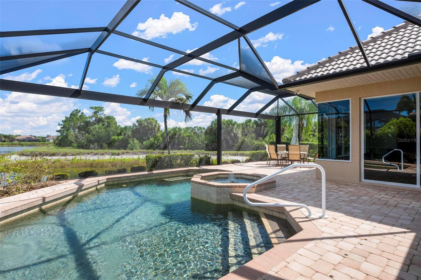 PELICAN POINTE GOLF & COUNTRY - Residential