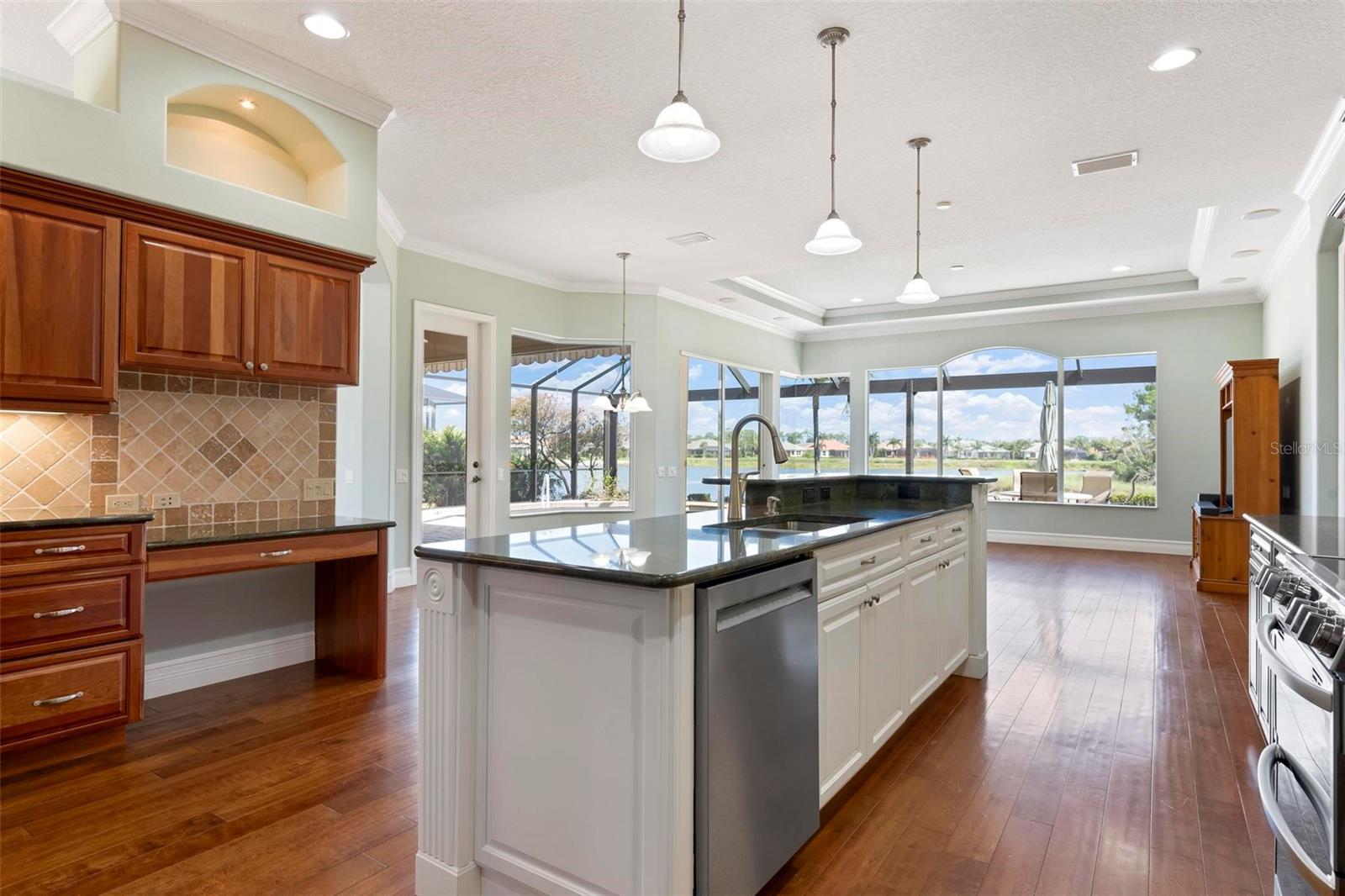 PELICAN POINTE GOLF & COUNTRY - Residential