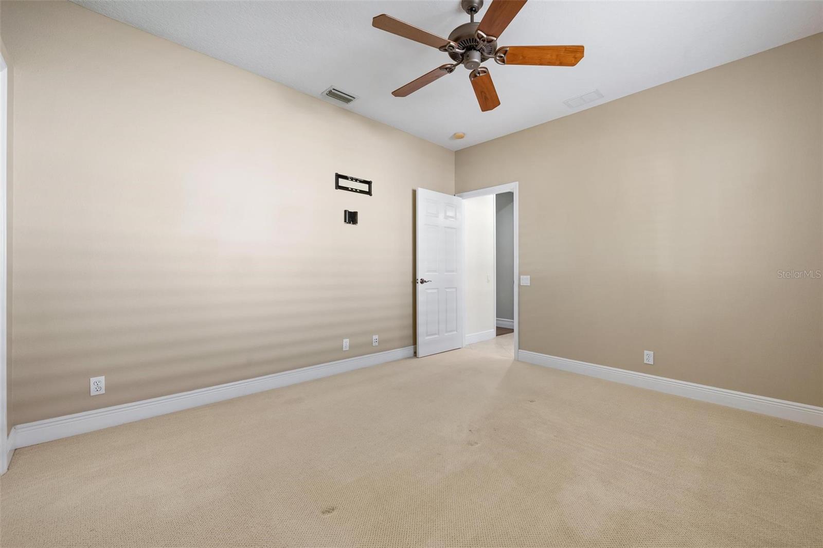 PELICAN POINTE GOLF & COUNTRY - Residential