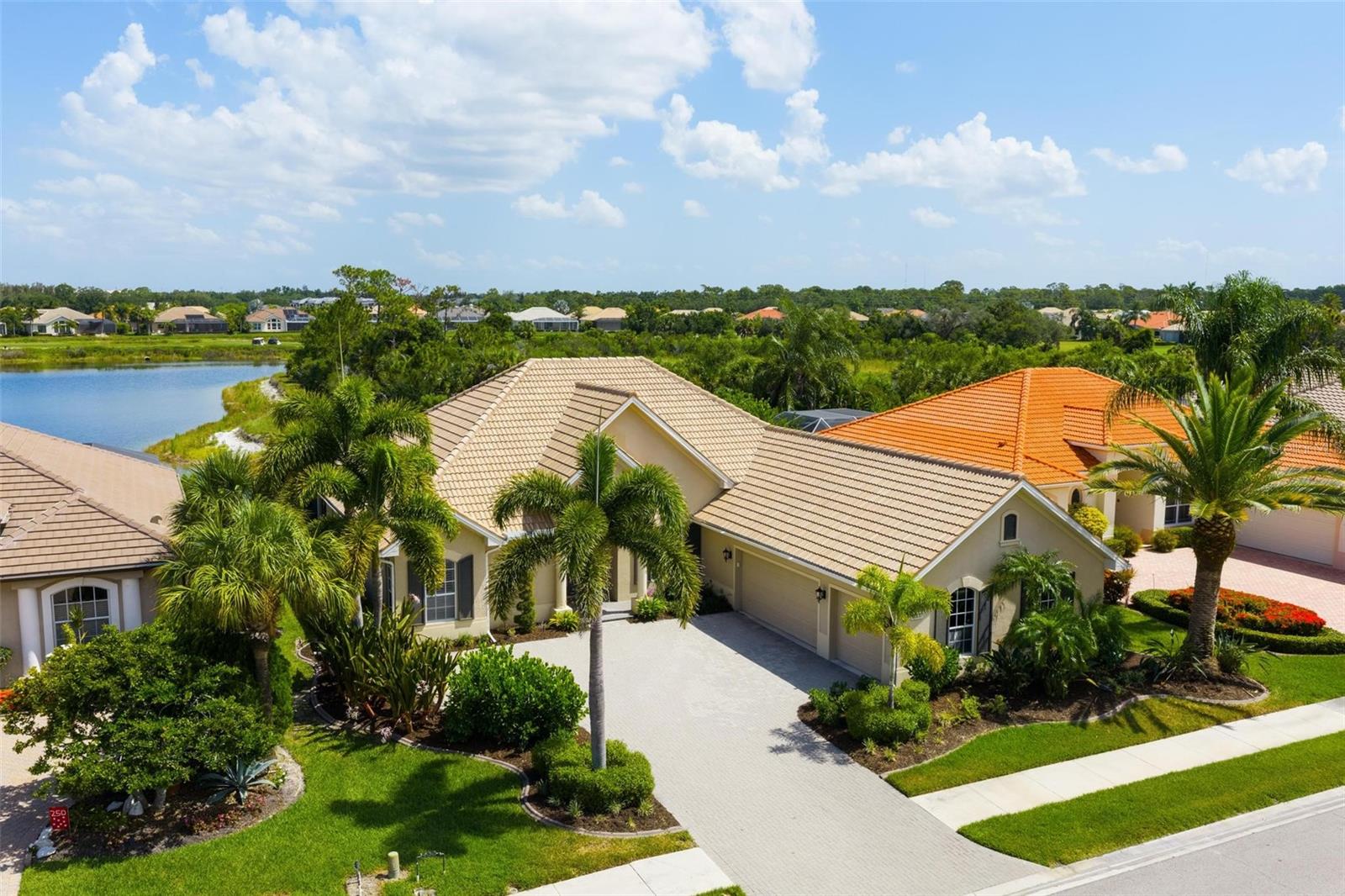PELICAN POINTE GOLF & COUNTRY - Residential