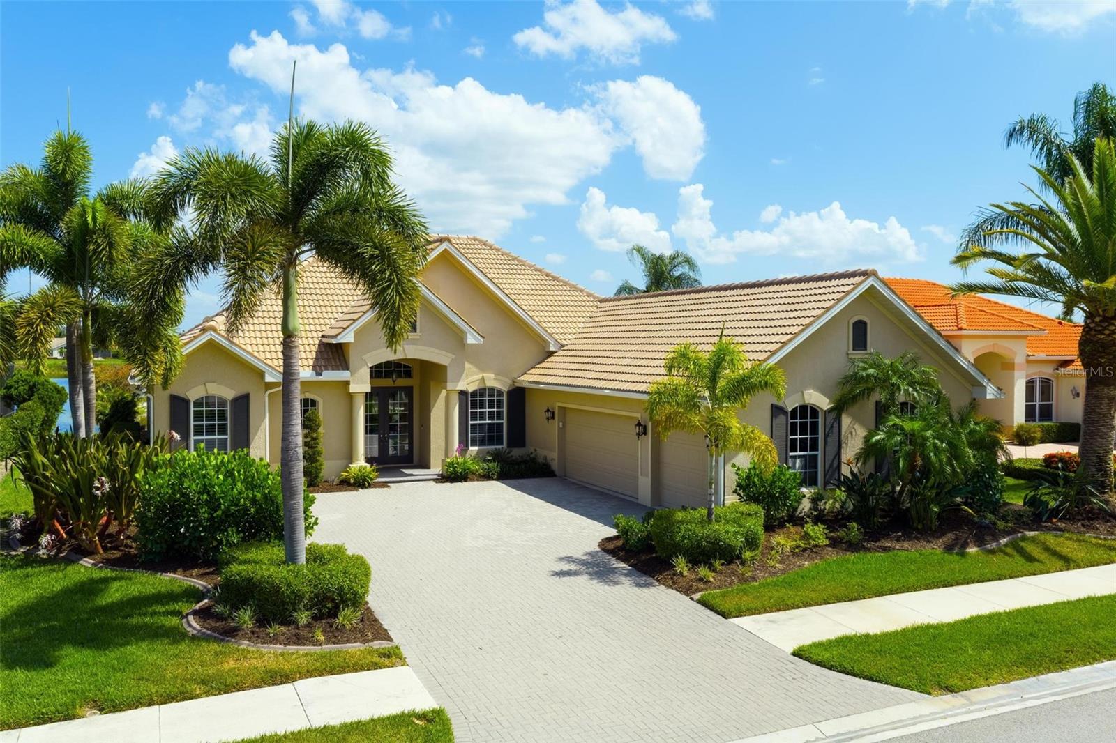 PELICAN POINTE GOLF & COUNTRY - Residential