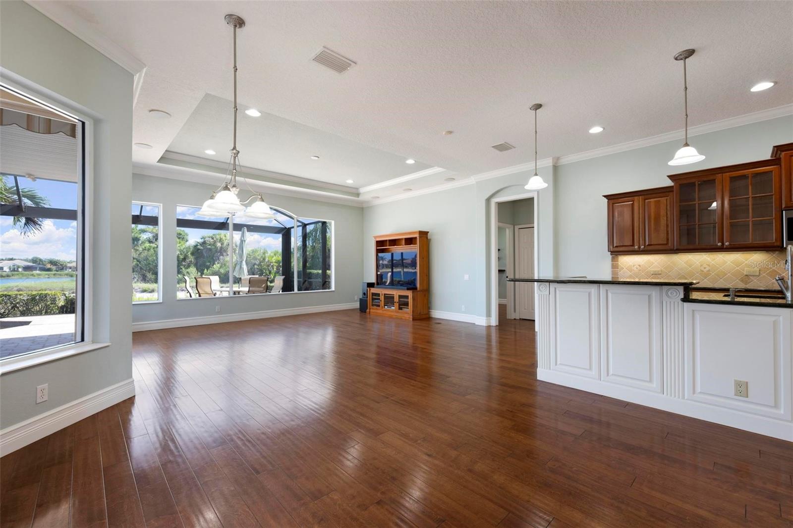PELICAN POINTE GOLF & COUNTRY - Residential