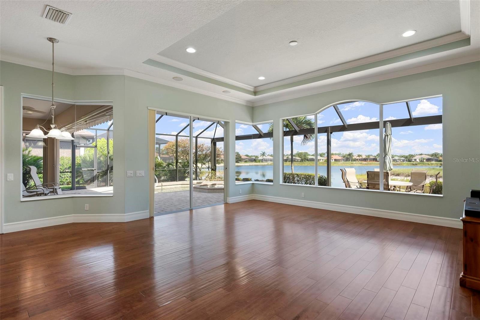PELICAN POINTE GOLF & COUNTRY - Residential
