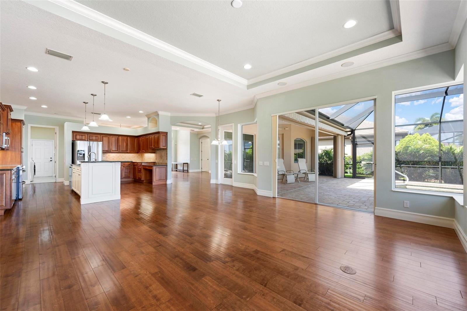 PELICAN POINTE GOLF & COUNTRY - Residential