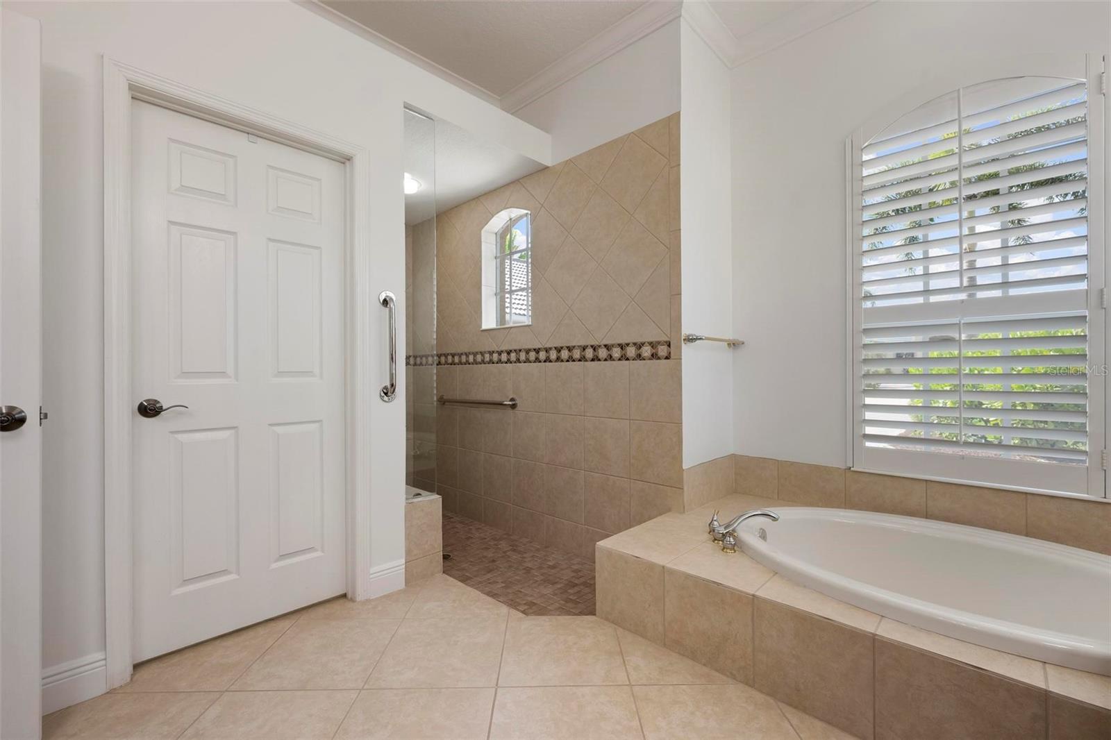 PELICAN POINTE GOLF & COUNTRY - Residential