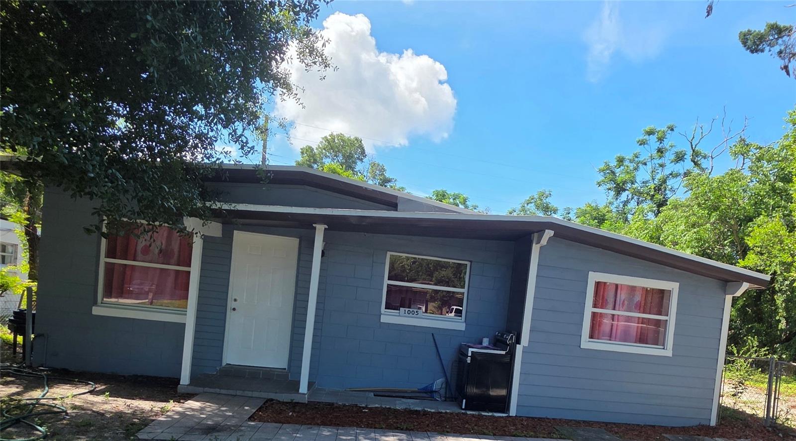 charming 4 bedrooms 2 bedrooms-No HOA offers great opportunity for investor or first-time home buyer. conveniently located in Ocoee with easy access to school, hospital, parks/recreation, shops, roadway, and everyday essentials. The house has a big back yard where family can enjoy together.