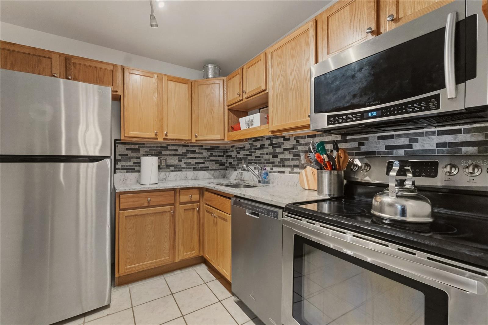 LAKEVIEW CONDO 06 - Residential