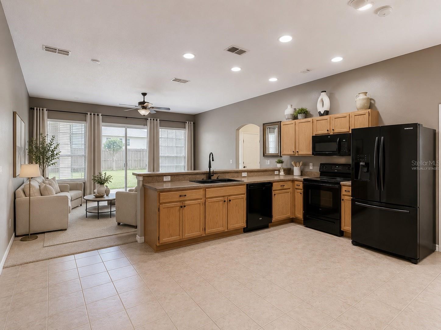 FELTONA LAKES UN 67 - Residential