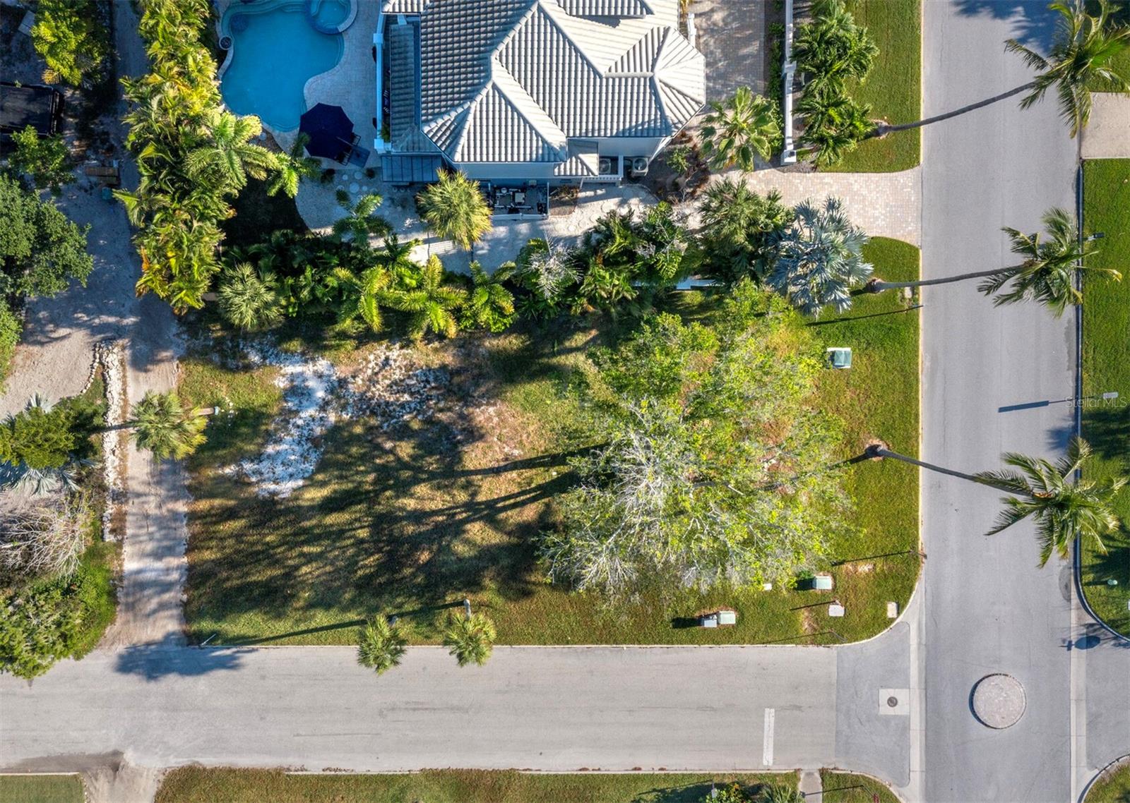 LONGBEACH ON LONGBOAT KEY - Land