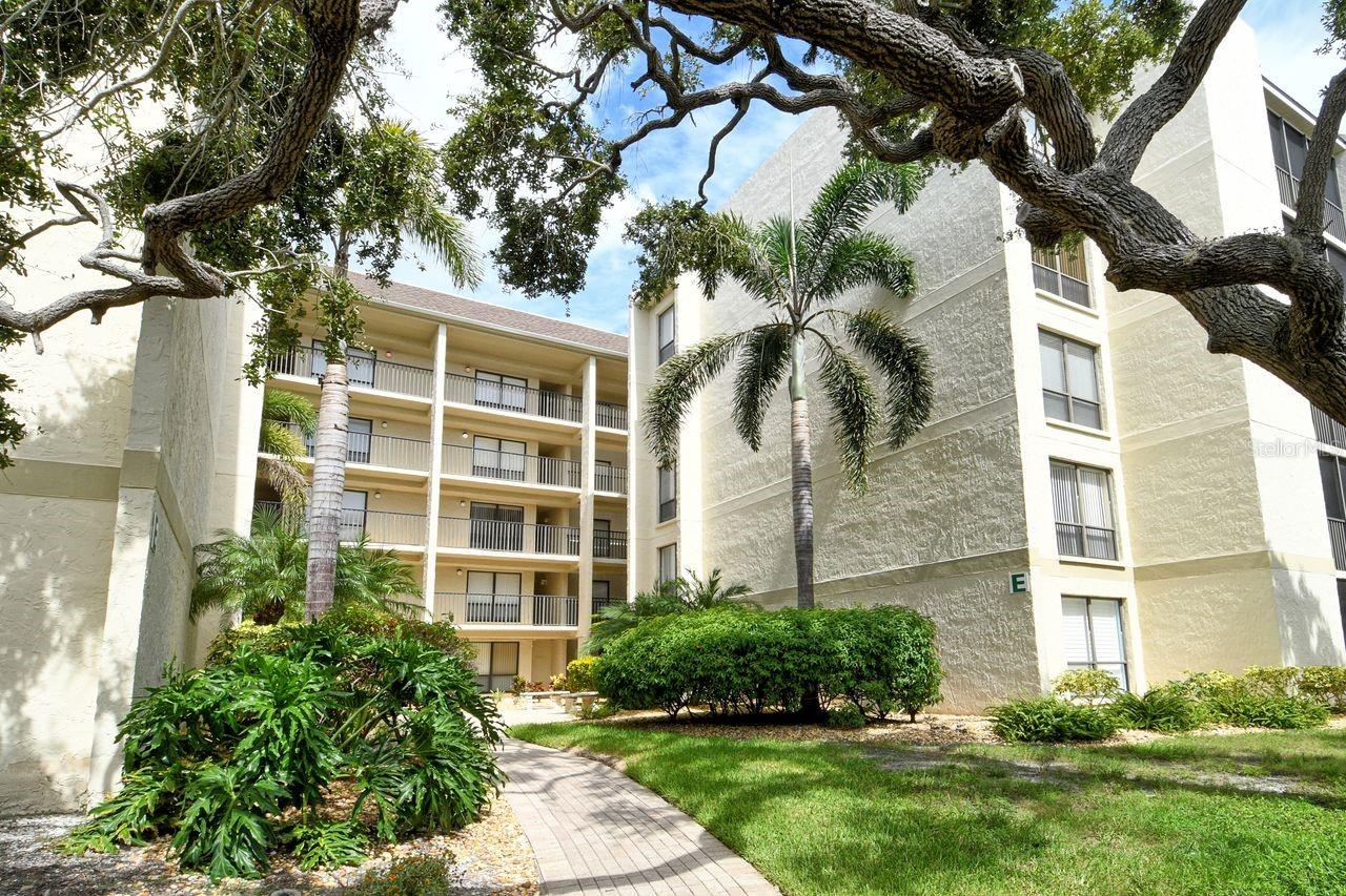 BAY OAKS - JUST MINUTES FROM WORLD FAMOUS SIESTA KEY BEACH. 

Now is the time to make this 2-bedroom, 2-bath condo your island paradise.  

With weekly rentals allowed, this condo is perfect for a vacation getaway, short-term rentals, your personal island retreat, or full-time Florida living. Fully furnished and move-in ready.
Enjoy poolside views from your screened porch, low HOA fees, and resort-style amenities including a heated pool, tennis courts, waterfront BBQ area, community room with pool table, and a fishing dock set in a lush, park-like setting along the bay. 

Centrally located on Siesta Key, you’re minutes from North and South Village shops, restaurants, and the free island trolley.