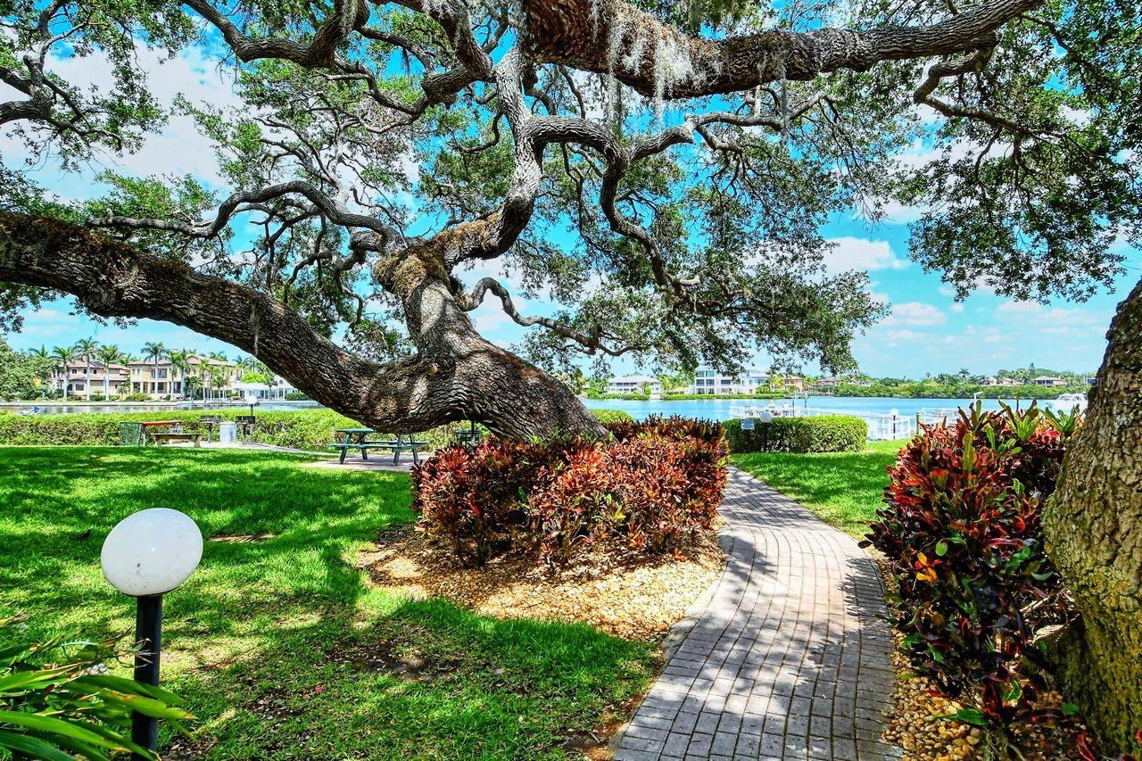 BAY OAKS - Residential