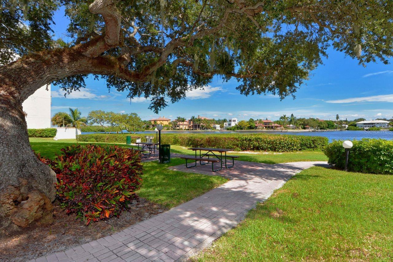 BAY OAKS - Residential