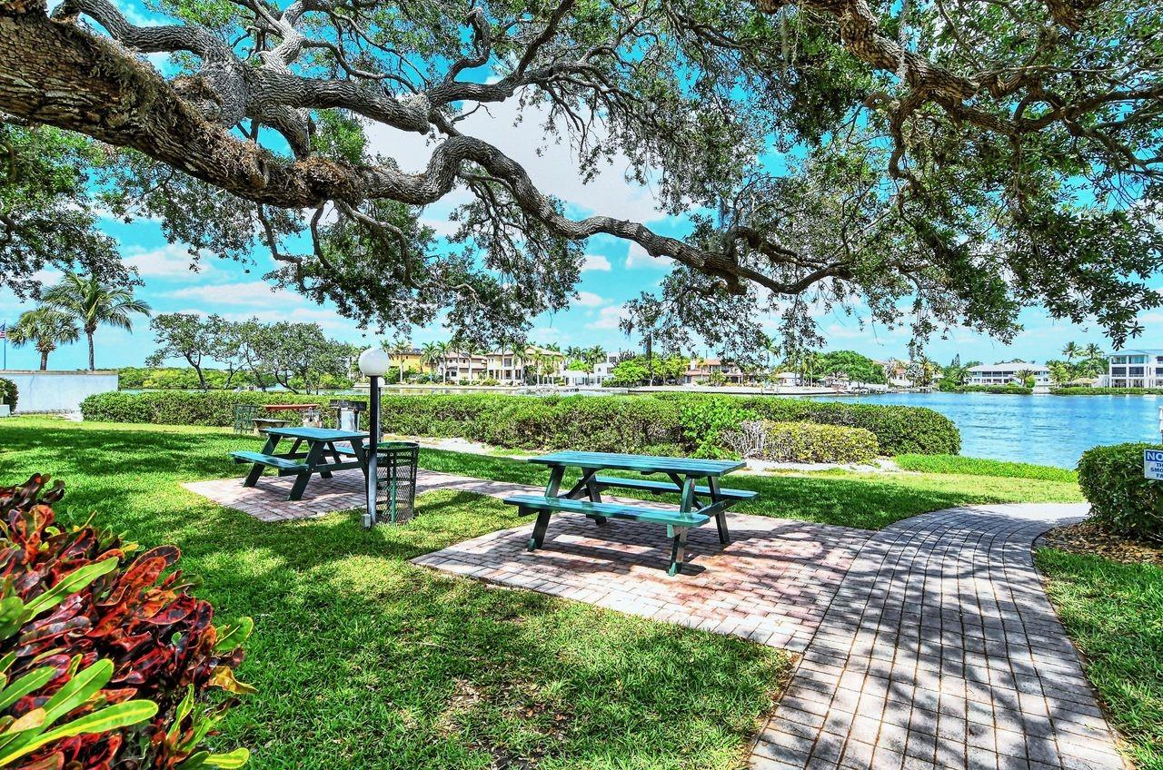 BAY OAKS - Residential