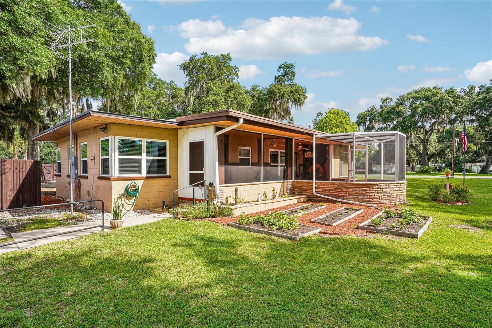 JOANNA SHORES - Residential