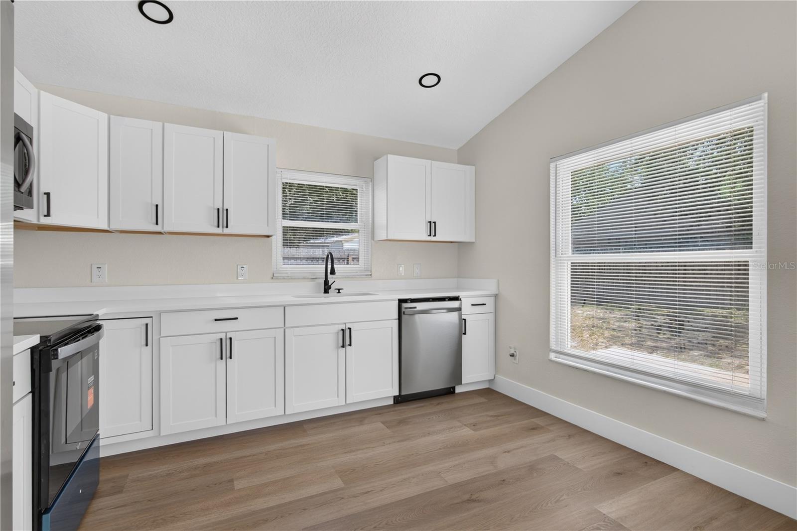 OAKS SUMMIT LAKE - Residential