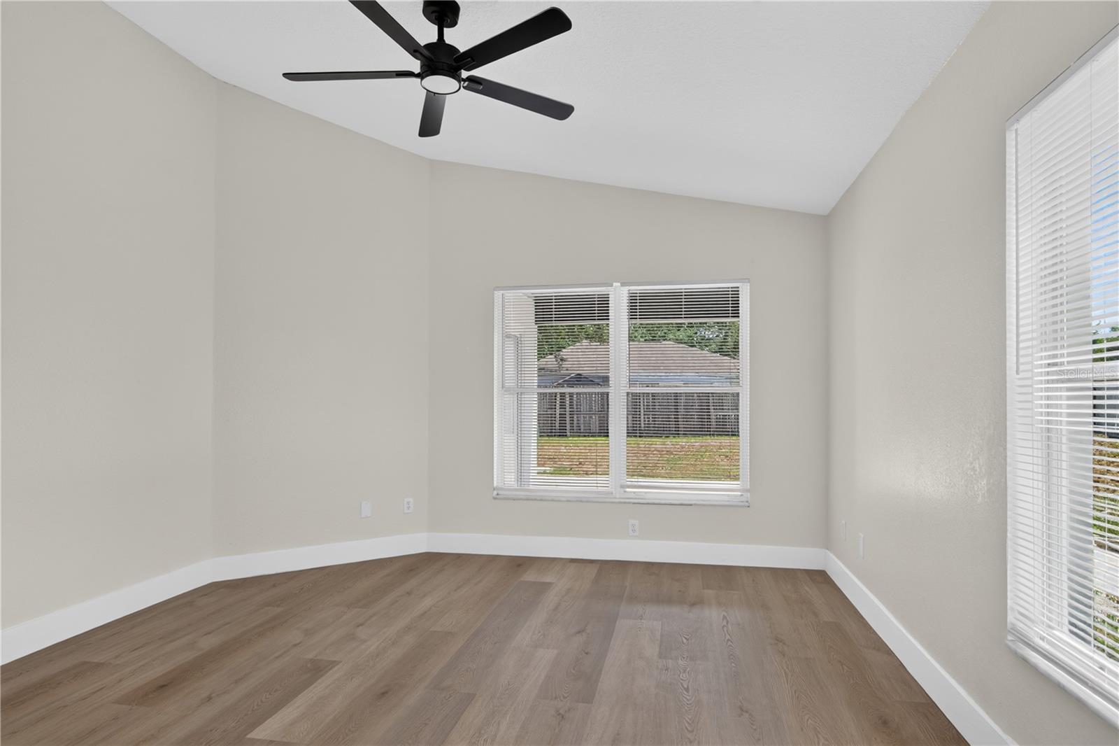 OAKS SUMMIT LAKE - Residential
