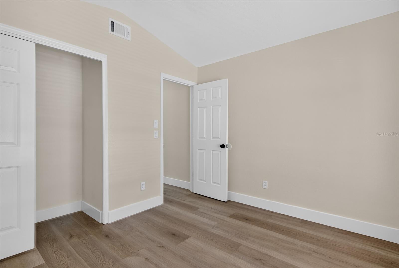 OAKS SUMMIT LAKE - Residential