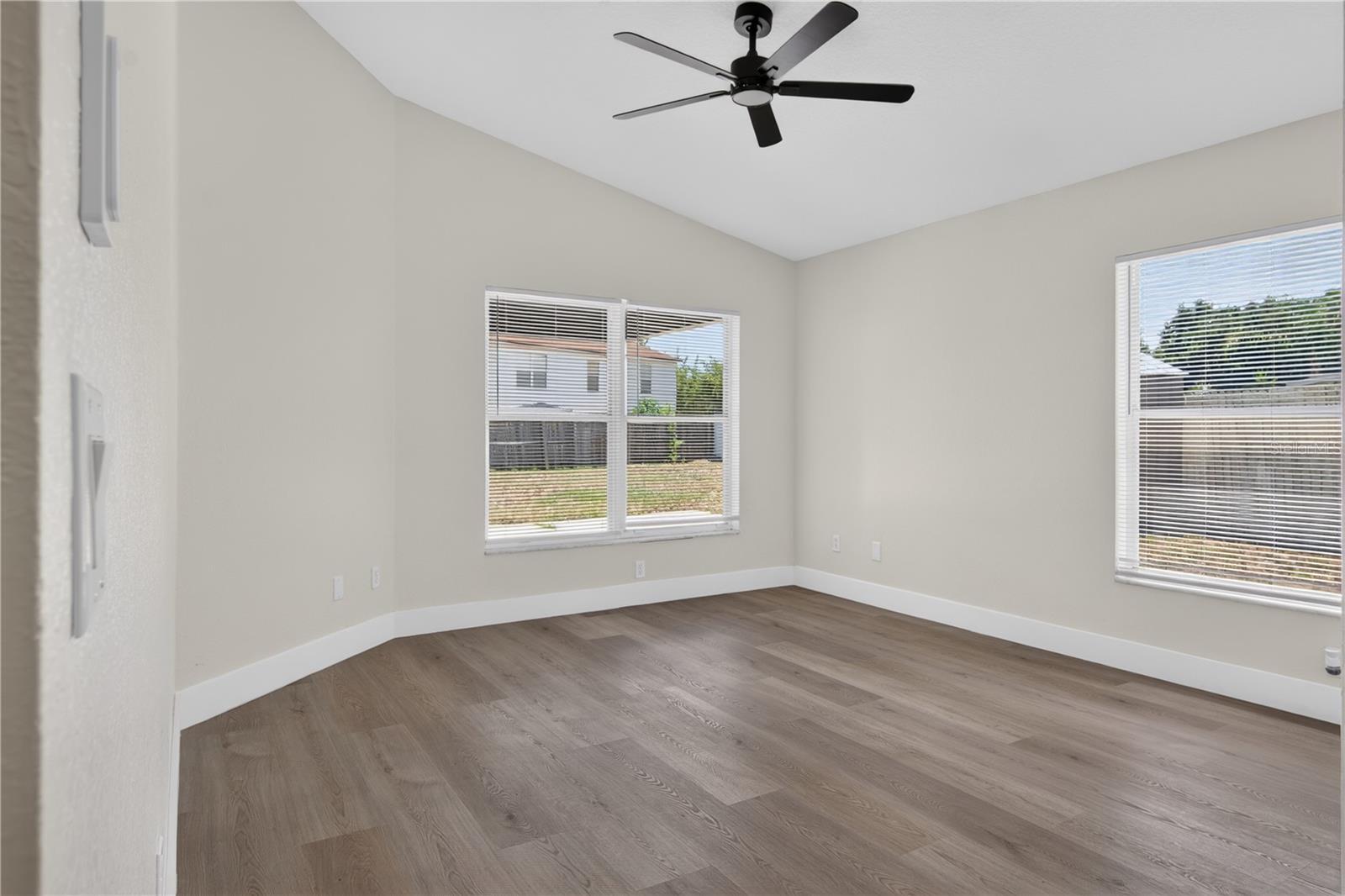 OAKS SUMMIT LAKE - Residential