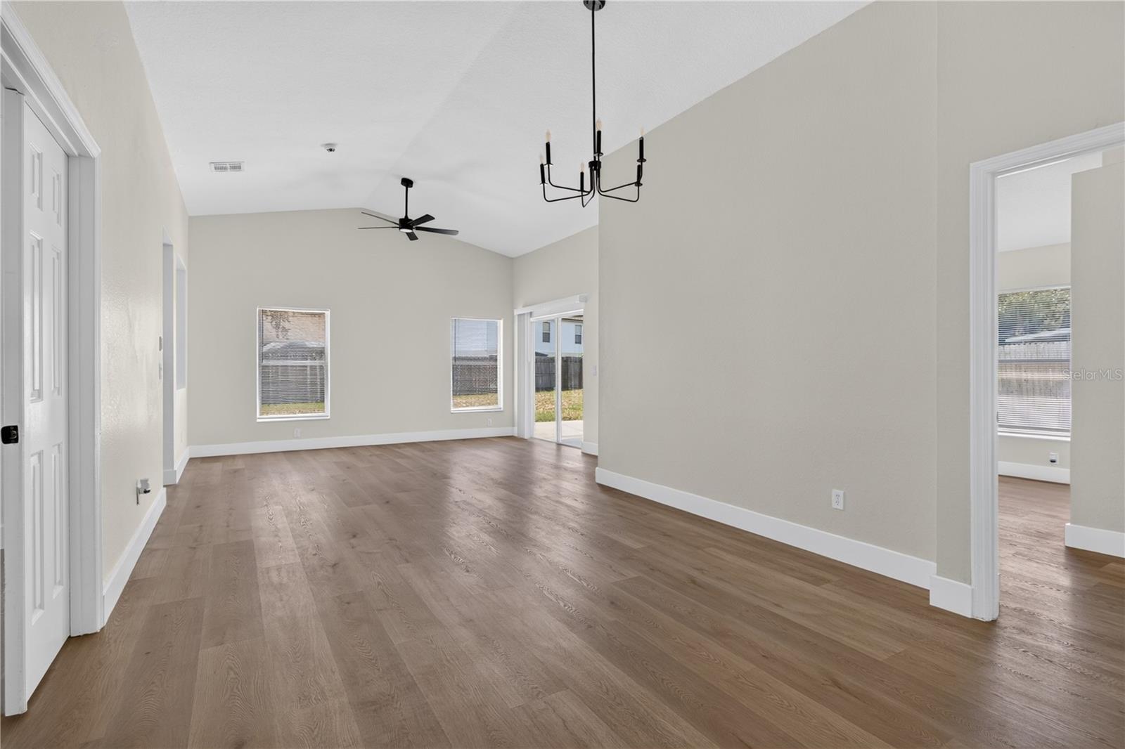 OAKS SUMMIT LAKE - Residential
