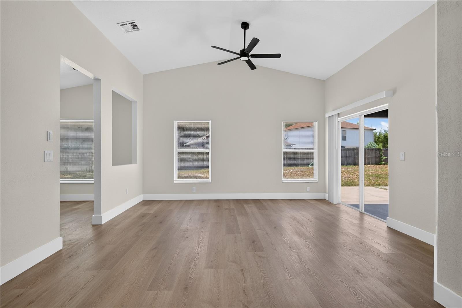 OAKS SUMMIT LAKE - Residential