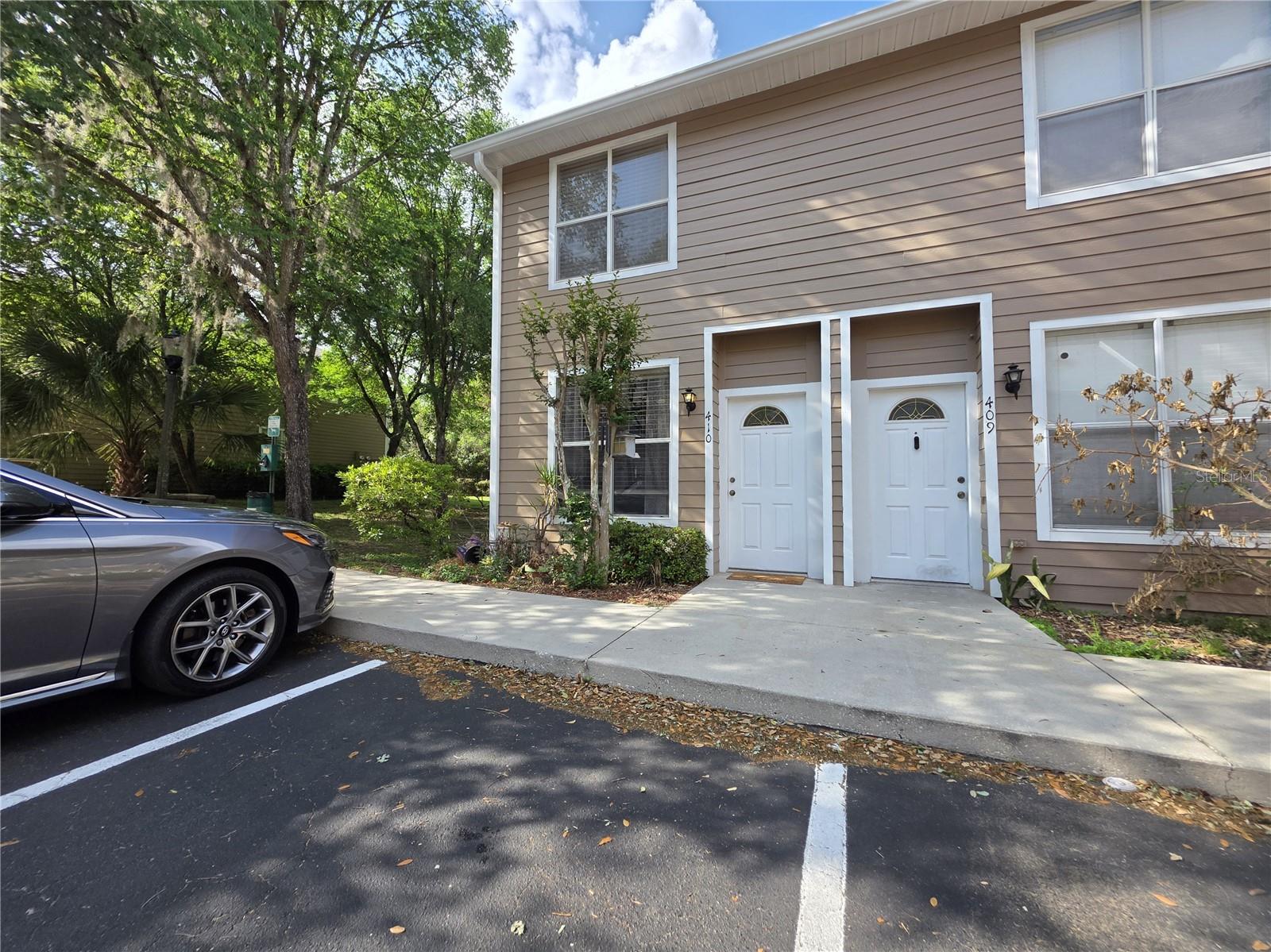 Corner lot, two story unit located in the secluded Brighton Park Condominium. Tile floor throughout except for carpet in the stairs.  Well maintain property featuring 2 private bedroom upstairs each one with private bathrooms. Dining, living and kitchen area are downstairs with the closet laundry. Just 6 minute drive to the University of Florida, and even closer drive to Butler Plaza with over 160 stores and 1.7 million sq ft of retail and restaurants.