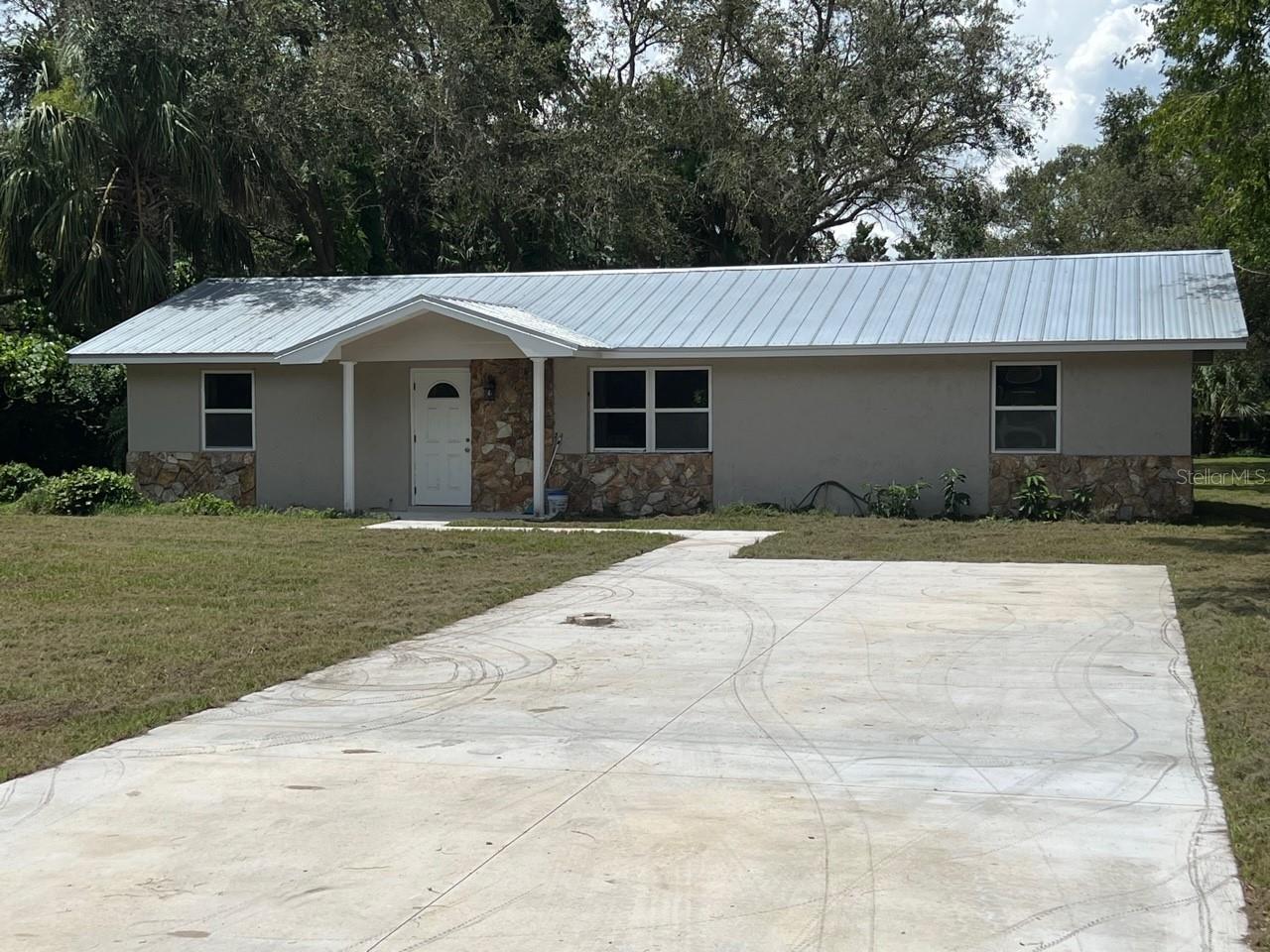 Totally renovated 3 bedroom 2 bath home on 1/2 acre in Dixie Ranch Acres.  New metal roof, new kitchen cabinets and counters, new appliances, new air handler, new well and water treatment system, all new doors and trim, knock down drywall finish, freshly painted inside and out.  new concrete driveway , new septic drain field. Large back yard with room for 4-h animals or room to build a barn/workshop.
Ready to move in. All measurements are approximate.