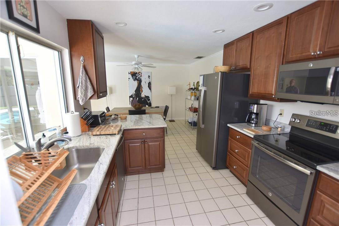 GLEN OAKS COUNTRY CLUB ESTATES - Residential Lease