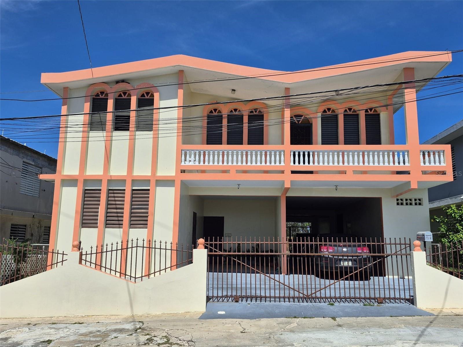 Beautiful two-story residence in Isabela. The upper level features 3 bedrooms, 3 bathrooms, living and dining areas, kitchen, a spacious family room, and laundry. The lower level includes a two-bedroom apartment with 2 bathrooms, living room, dining area, and kitchen; as well as a studio with a bathroom, living area, dining space, and kitchen. Additionally, there is a carport with space for up to 4 vehicles. The property also includes solar panels with a transferable contract, a water cistern, and a solar water heater.