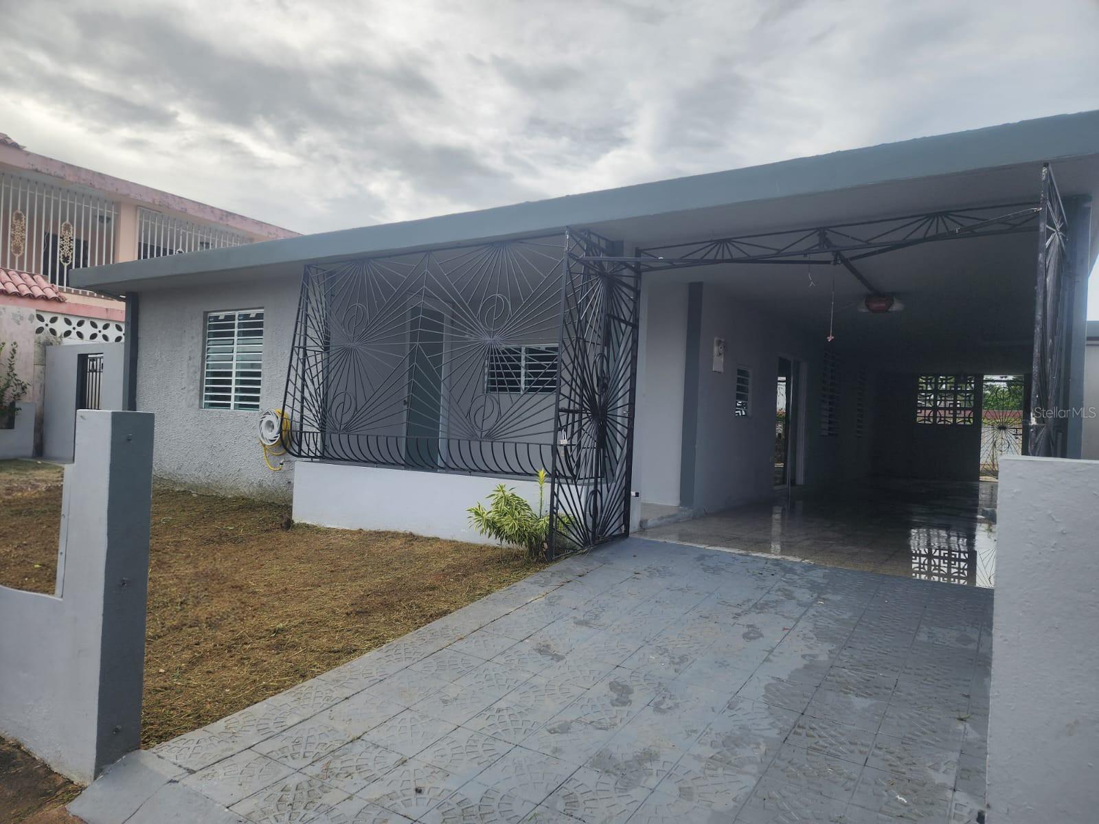 Recently remodeled cement property of approximately 339 sqm located in the urban residential area of Bayamon. It has 4 bedrooms, 2 bathrooms, living room, dining room, kitchen, laundry and balcony. It has a canopy with space for approx. 3 parking spaces. Non-flood zone.