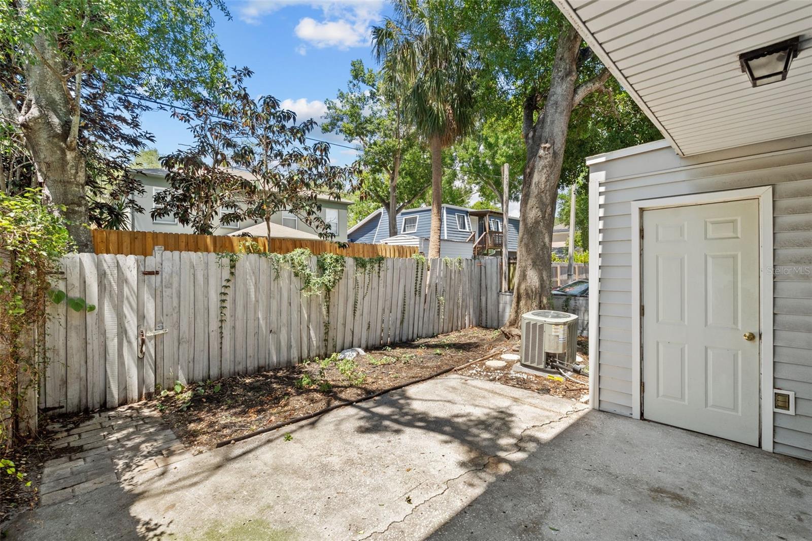 DIAZ TWNHMS - Residential Lease