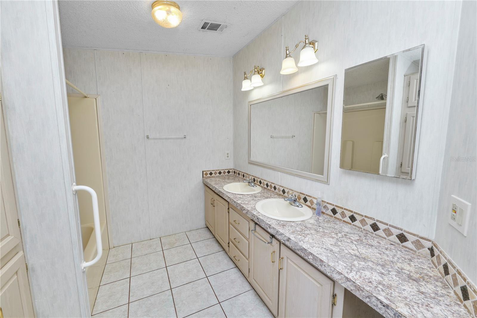 VILLAGE UNIT 03 LAKELAND - Residential