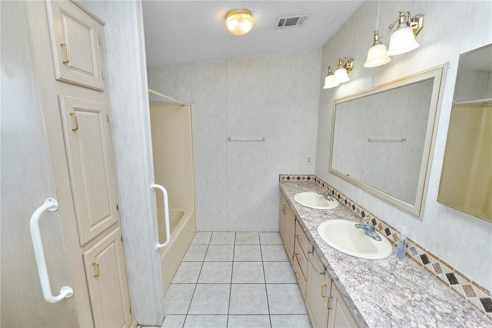 VILLAGE UNIT 03 LAKELAND - Residential