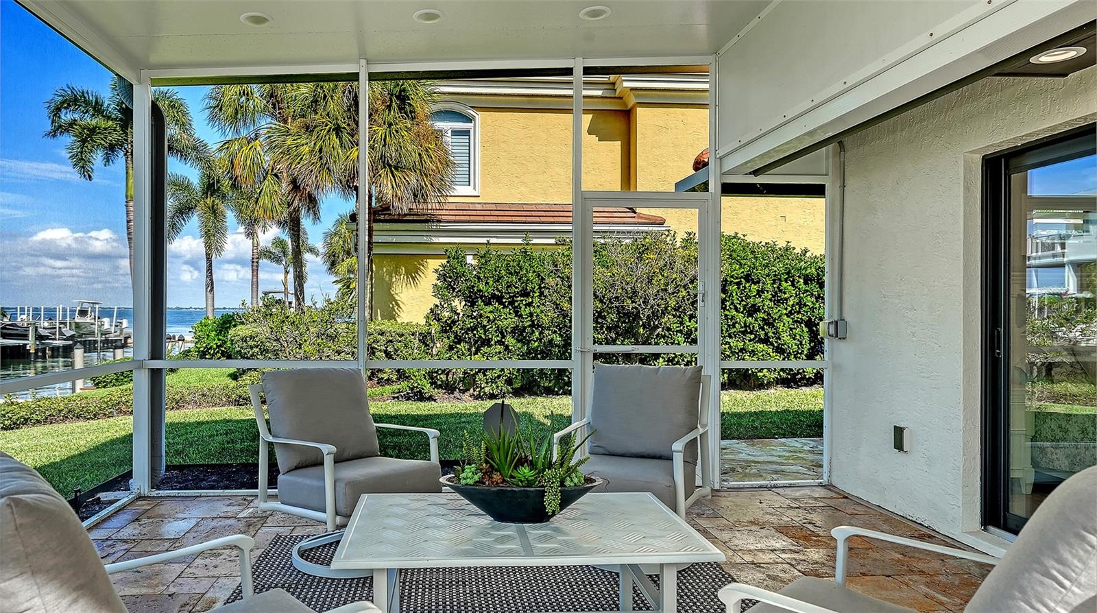 COUNTRY CLUB SHORES - Residential