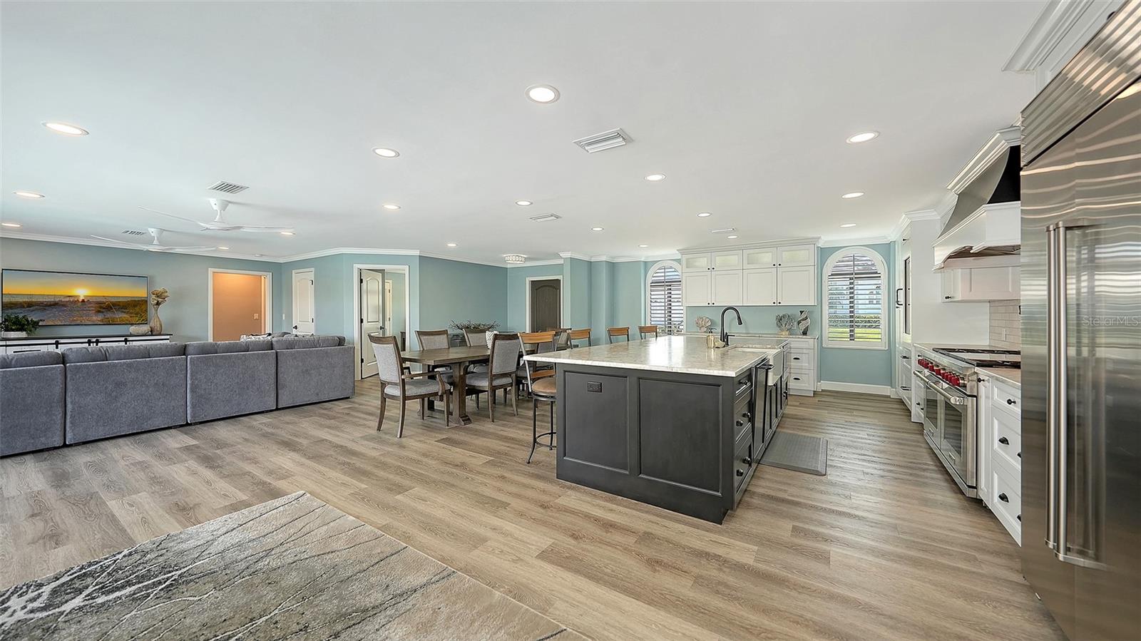 COUNTRY CLUB SHORES - Residential