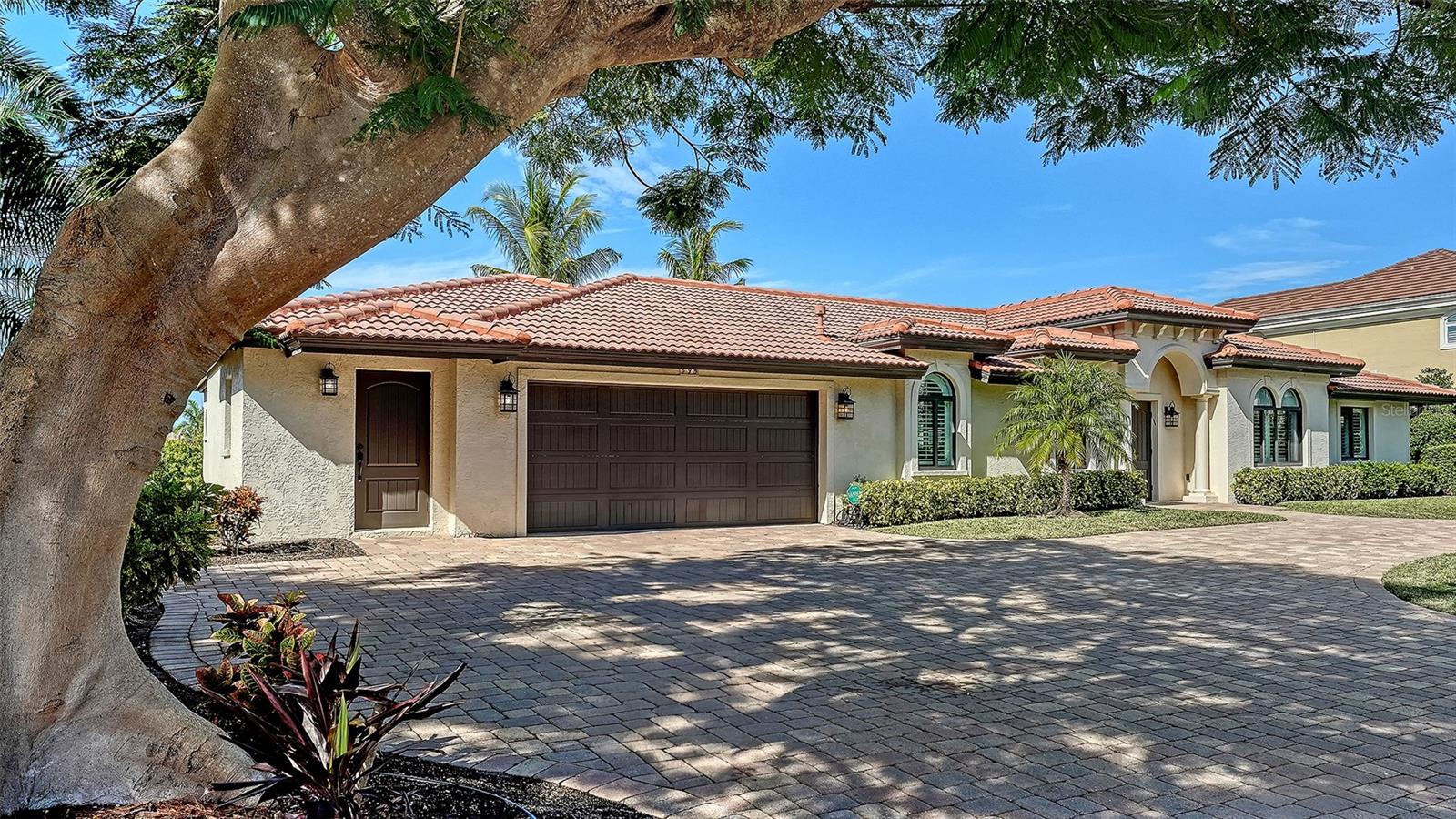 COUNTRY CLUB SHORES - Residential