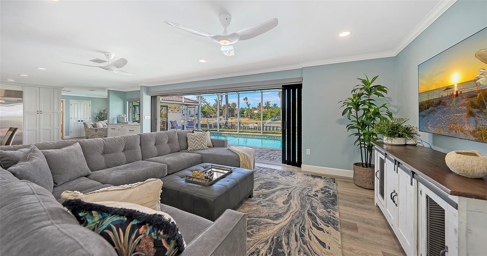 COUNTRY CLUB SHORES - Residential